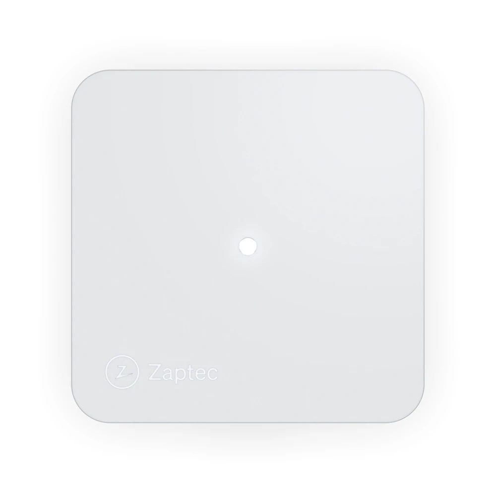 Bovenaanzicht van de witte Zaptec Sense P1 met het statuslampje in het midden en het Zaptec-logo linksonder.